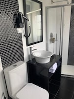 Triple Room, City View | Bathroom