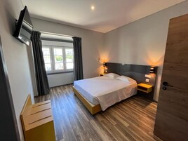 Habitación familiar, vistas a la ciudad | Caja fuerte, cortinas opacas, wifi gratis y accesible en silla de ruedas