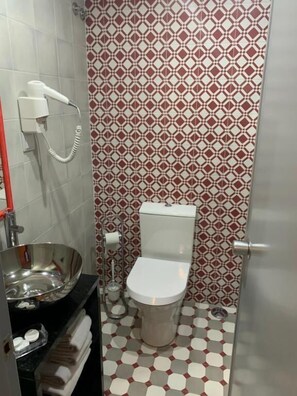 Twin Room, City View | Bathroom - AL Fonte Luminosa (Lisboa)