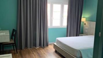 Dobbeltrom, byutsikt | Safe på rommet, blendingsgardiner, wi-fi (inkludert) og rullestolvennlig