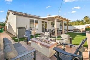 Outdoor dining - Bella Paloma: Pool, Spa, Ping pong table and Fire pit (Indio)