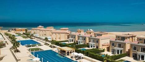 Una piscina al aire libre, una piscina climatizada