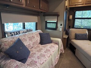 Smart TV, fireplace, books, computer monitors - The Landmark Victoria RV, No Cleaning Fee /King Sleep Number Bed /Cozy (Victoria)