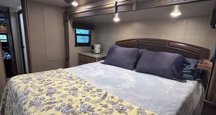 The Landmark Victoria RV, No Cleaning Fee /King Sleep Number Bed /Cozy