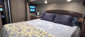 The Landmark Victoria RV, No Cleaning Fee /King Sleep Number Bed /Cozy