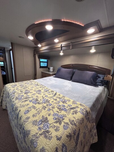 The Landmark Victoria RV, No Cleaning Fee /King Sleep Number Bed /Cozy