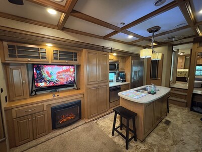 The Landmark Victoria RV, No Cleaning Fee /King Sleep Number Bed /Cozy