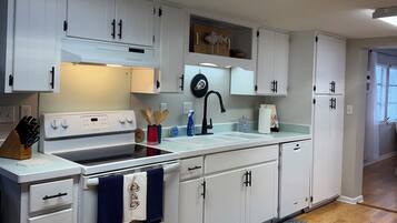 冰箱、微波炉、烤箱、炉灶