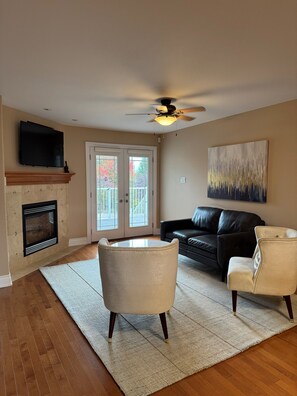 Televisión y chimenea 