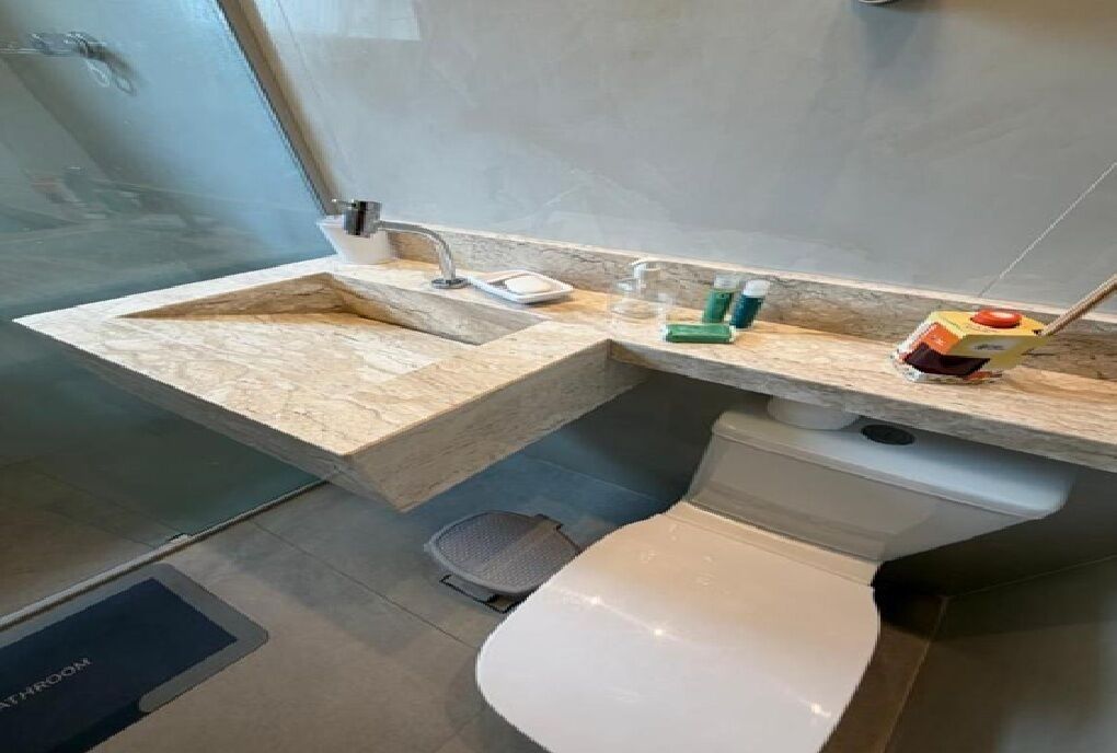 Jabón y papel de baño 