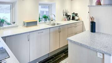 Frigorífic, placa de cuina, rentaplats i cafetera i tetera