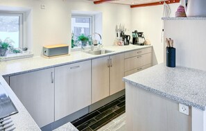 Réfrigérateur, plaque de cuisson, lave-vaisselle, cafetière/bouilloire