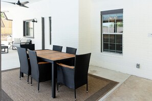 Outdoor dining - Spacious 5-bedroom vacation house w/POOL on GOLFCOURSE, by Airport (San Antonio)