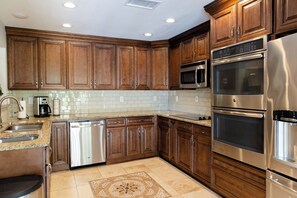 Fridge, microwave, oven, stovetop - Spacious 5-bedroom vacation house w/POOL on GOLFCOURSE, by Airport (San Antonio)