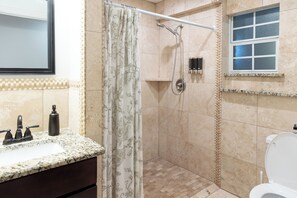 Dusche, Haartrockner, Handtücher, Seife