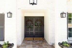 Exterior detail - Spacious 5-bedroom vacation house w/POOL on GOLFCOURSE, by Airport (San Antonio)