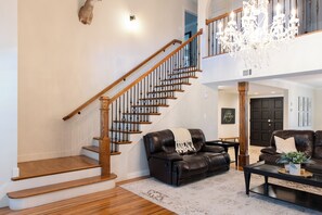 Interior - Spacious 5-bedroom vacation house w/POOL on GOLFCOURSE, by Airport (San Antonio)