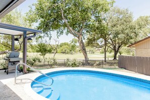 Outdoor pool - Spacious 5-bedroom vacation house w/POOL on GOLFCOURSE, by Airport (San Antonio)