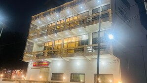 A multi-story hotel with balconies and a sign indicating it is the "Hotel Vahns Palace." - Hotel Vallabh Palace (Misrikh)
