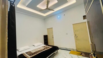 华丽双人房, 城市景观 | 客房内保险箱、办公桌、笔记本电脑工作区、遮光窗帘