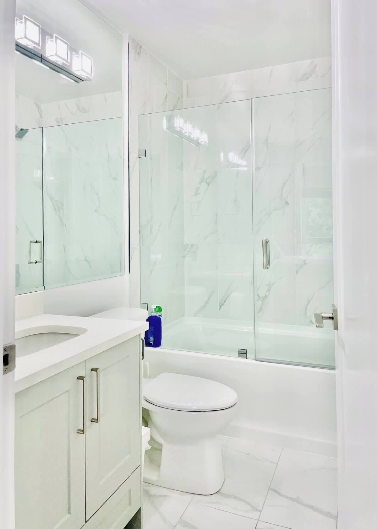 Chuveiro, secador de cabelo, toalhas de banho, shampoo