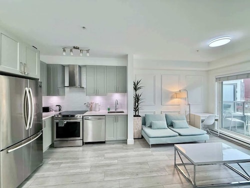 Downtown Condo, Vancouver Skytrain, Free Parking