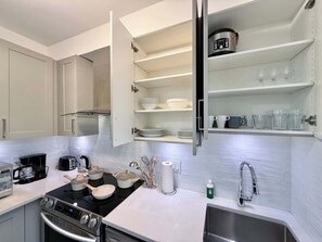 冰箱、微波炉、烤箱、炉灶