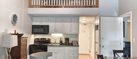 Réfrigérateur, micro-ondes, four, plaque de cuisson