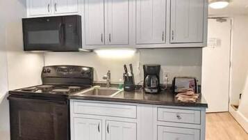 Een koelkast, een magnetron, een oven, een kookplaat