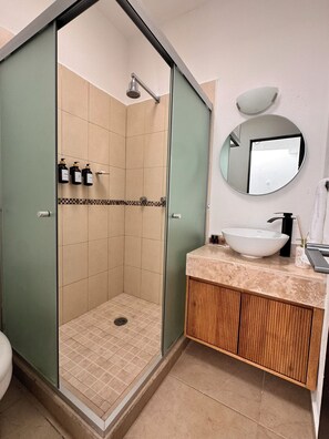 Douche, sèche-cheveux, savon, papier toilette
