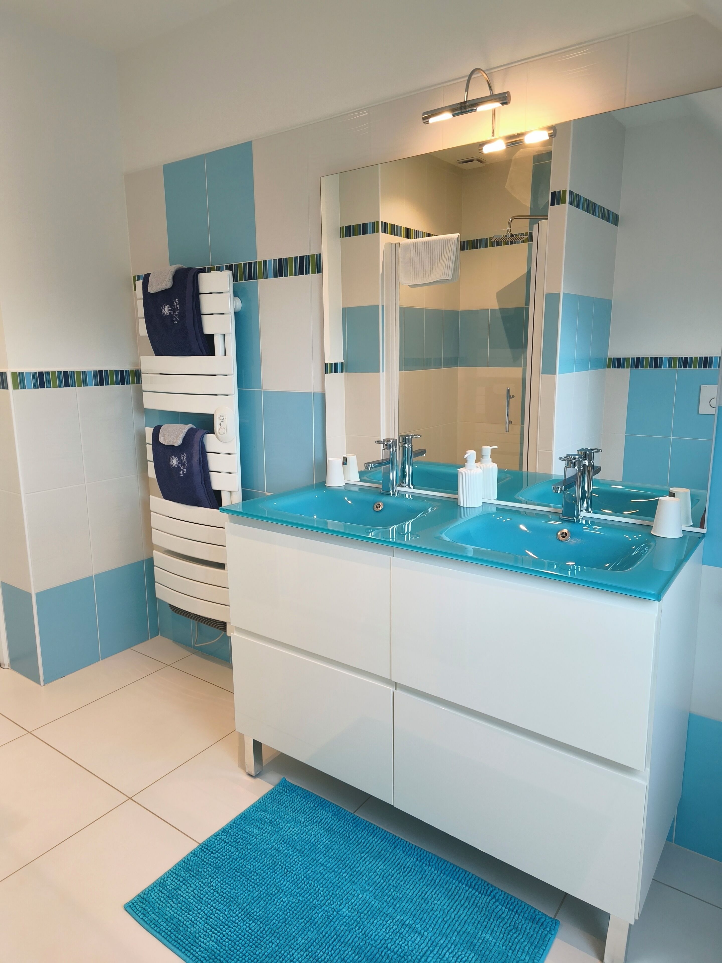 家庭双人房或双床房, 花园景观 | 浴室 | 淋浴设施、毛巾、肥皂、洗发水