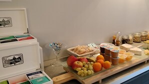 A breakfast buffet with various food items and beverages, including fruits, pastries, and tea. - Le Clos des pommiers (Tracy-sur-Mer)