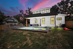 A heated pool - WineHaus with Pool and Hot Tub (Fredericksburg)