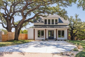 Exterior - WineHaus with Pool and Hot Tub (Fredericksburg)