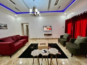 Familienapartment, Balkon, Stadtblick | Wohnbereich