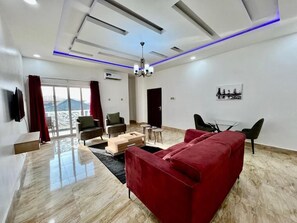 Familienapartment, Balkon, Stadtblick | Wohnbereich