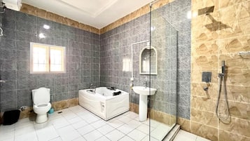 Apartemen Keluarga, balkon, pemandangan kota | Kamar mandi | Perlengkapan mandi gratis, pengering rambut, handuk, dan sabun
