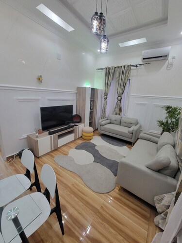 3 minutes from MAYA-MAYA (batignole) airport, secure residential area.