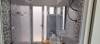 3 minutes from MAYA-MAYA (batignole) airport, secure residential area.