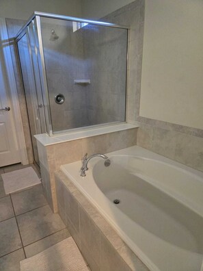 Hair dryer, towels, soap, toilet paper - 5 Bedroom Vacation Home with pool (Kissimmee)