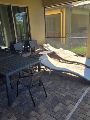 Outdoor dining - 5 Bedroom Vacation Home with pool (Kissimmee)