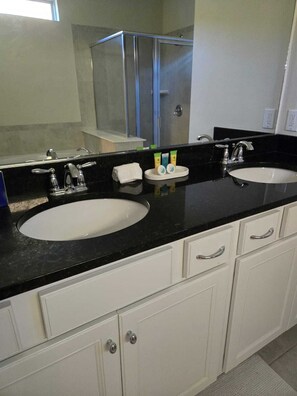 Hair dryer, towels, soap, toilet paper - 5 Bedroom Vacation Home with pool (Kissimmee)