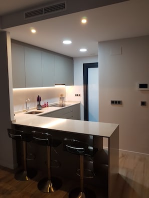 Réfrigérateur, four à micro-ondes, un four, surface de cuisson