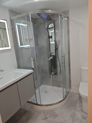 Shower, hair dryer, towels, soap - Newly renovated stylish 3B3B basement suite with full kitchen (Richmond Hill)