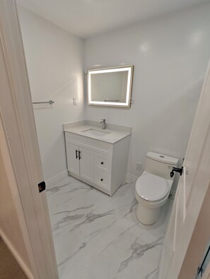 Douche, sèche-cheveux, serviettes fournies, savon