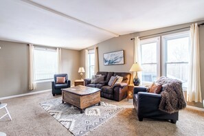 Smart TV - 3BR I Sleeps 8, Queen x 4, 5 minutes to Downtown (Fargo)