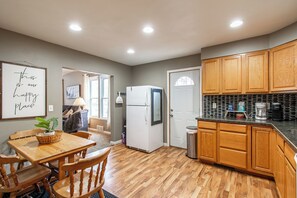 Fridge, microwave, oven, stovetop - 3BR I Sleeps 8, Queen x 4, 5 minutes to Downtown (Fargo)