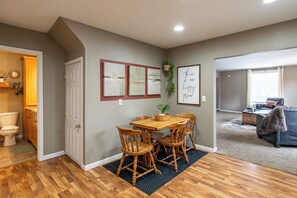 Dining - 3BR I Sleeps 8, Queen x 4, 5 minutes to Downtown (Fargo)
