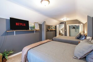 3 bedrooms, free WiFi, bed sheets - 3BR I Sleeps 8, Queen x 4, 5 minutes to Downtown (Fargo)