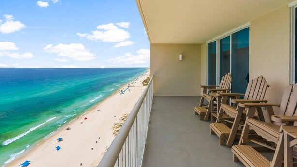 Een balkon met uitzicht op een strand en de oceaan.